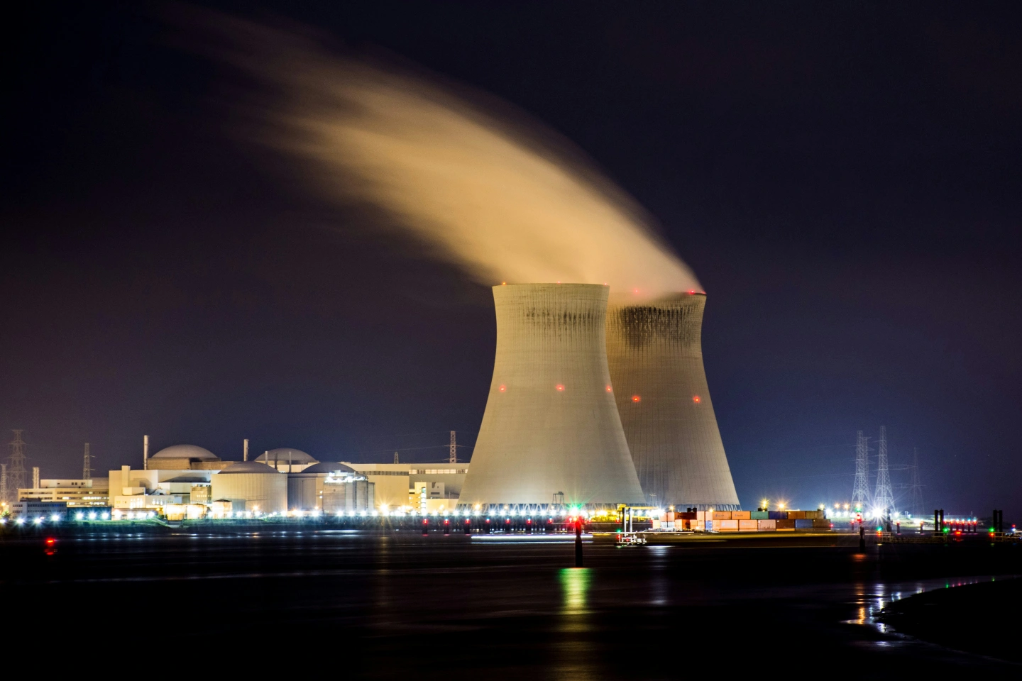 Why Are Explosion-Proof Lights Essential in Refineries?