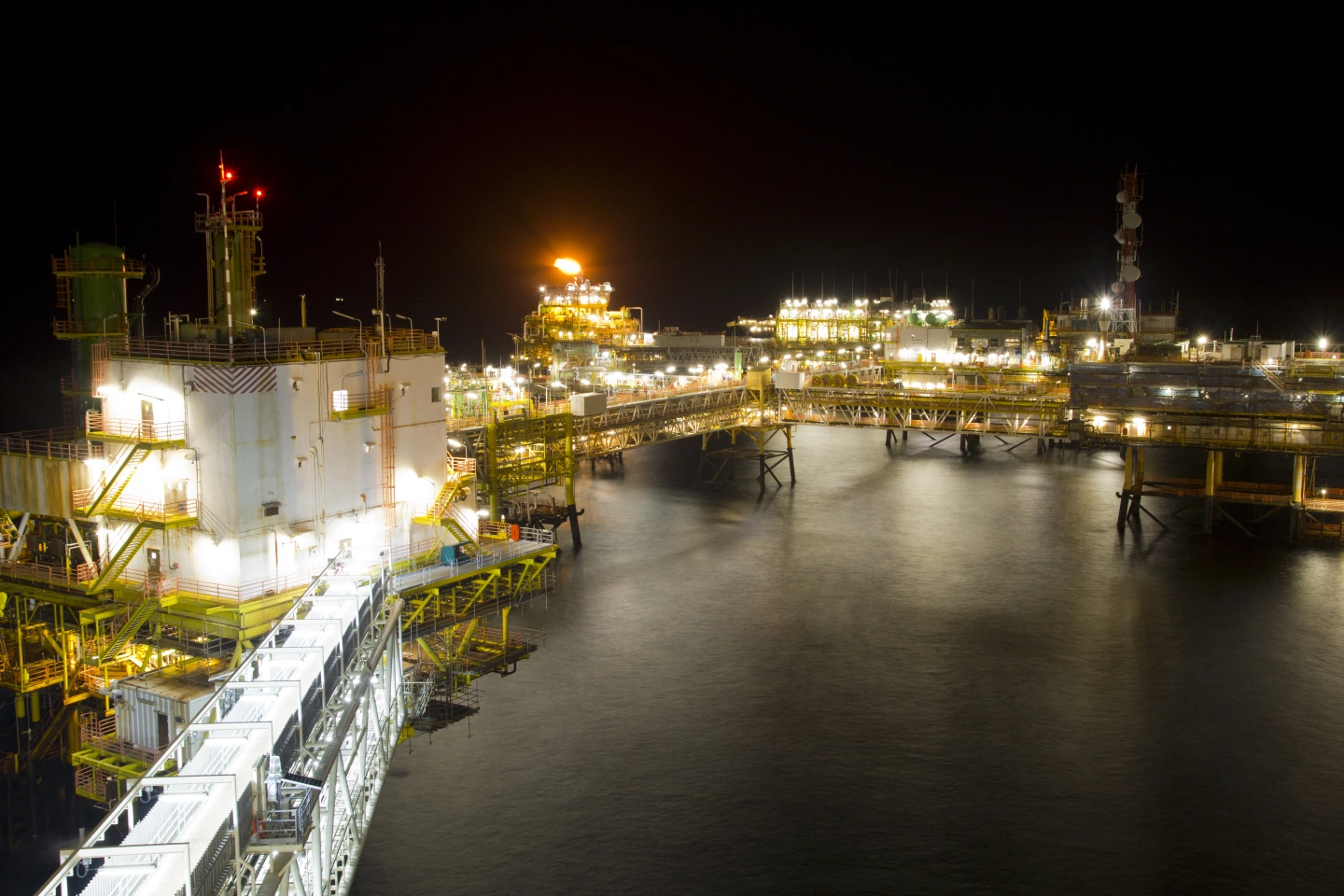 Why Are Explosion-Proof Lights Necessary in Oil Exploration?